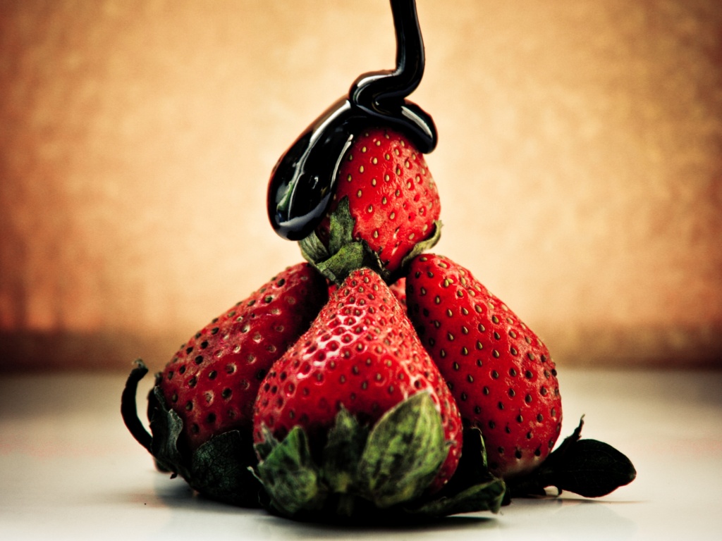 Аппетитная клубничка с шоколадом обои