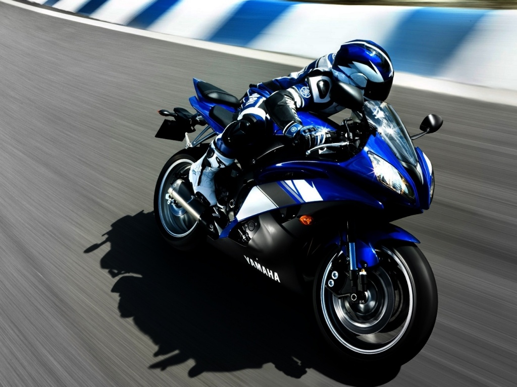 Мотоциклист на трассе обои