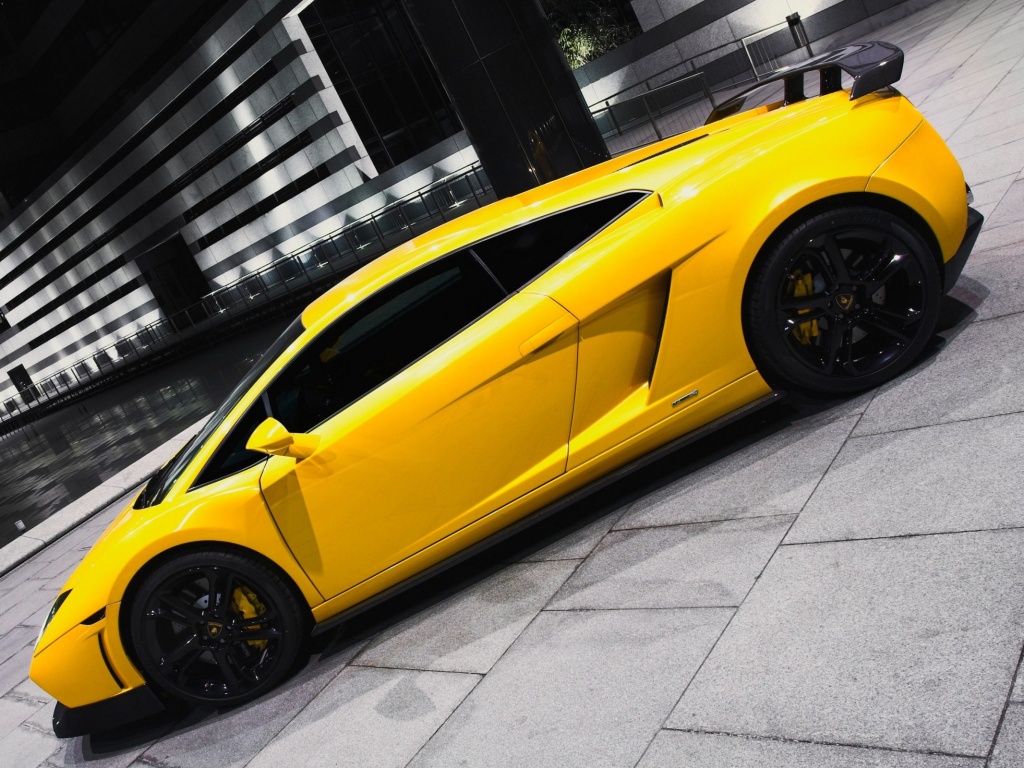 Желтая ламборджини в автосалоне обои
