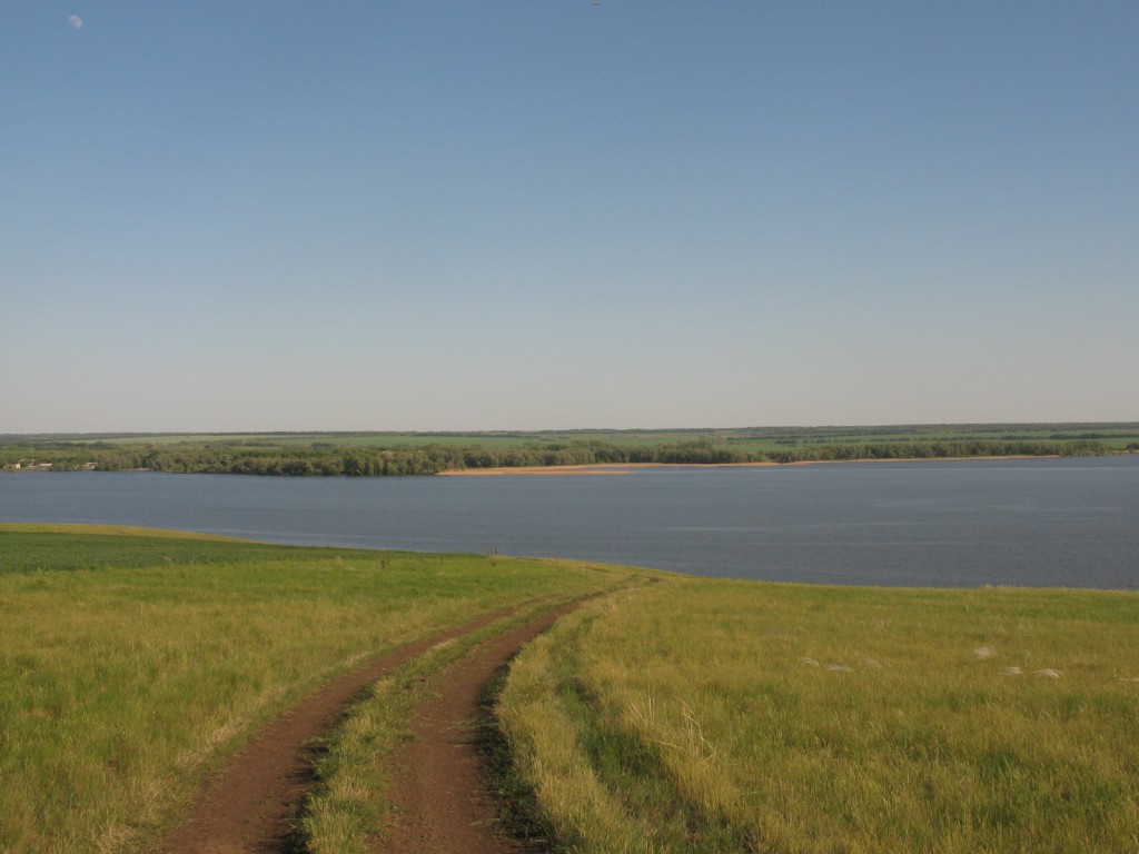Дорога спускается к воде обои