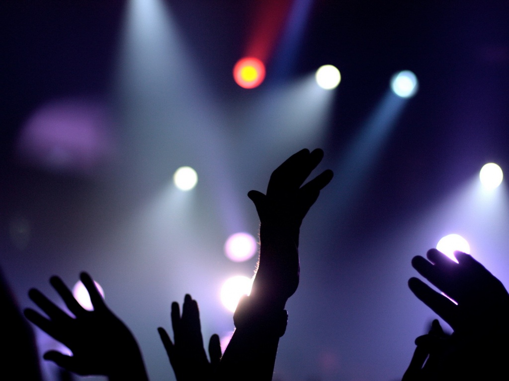 Руки людей на концерте обои