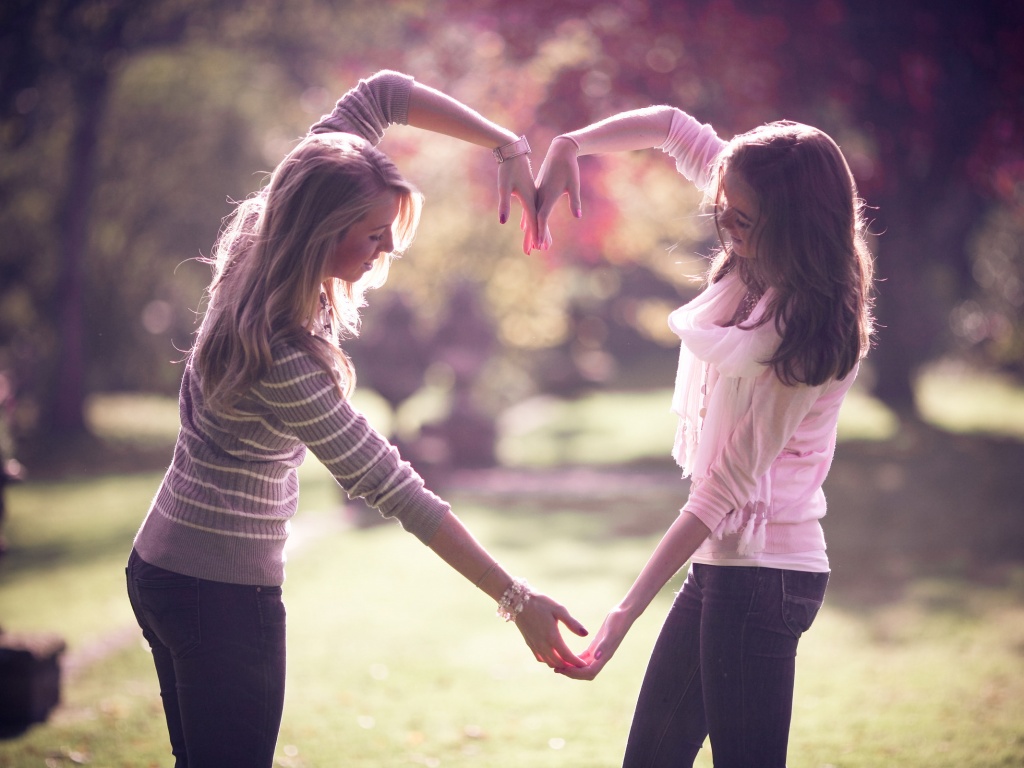 Две девушки и сердце из рук обои