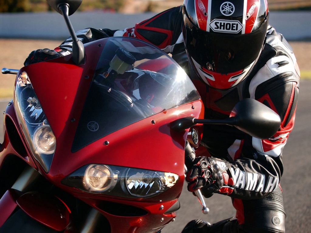 Мотоциклист на красной ямахе обои