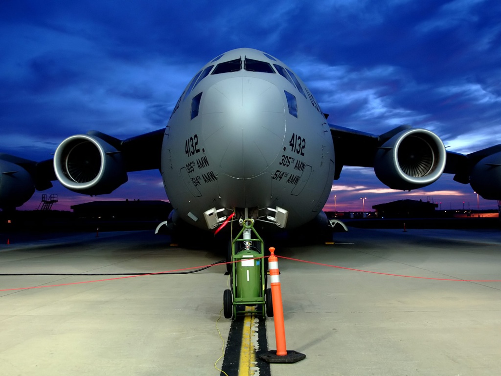 Самолет на взлетной полосе обои