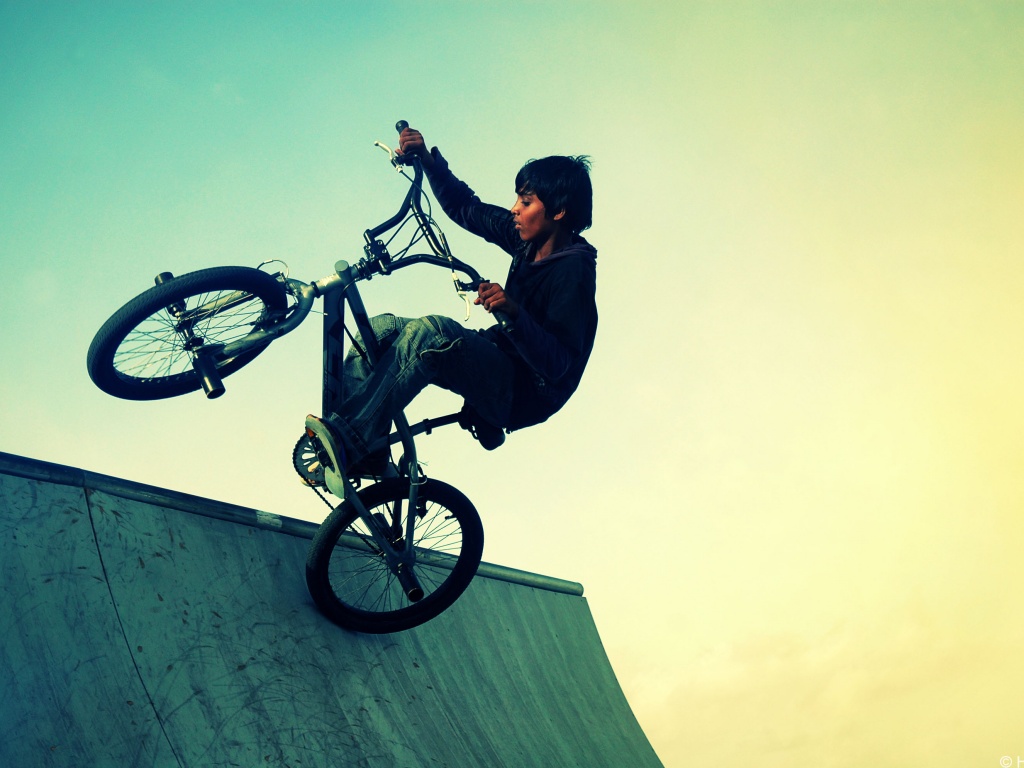 Мальчик на рампе обои