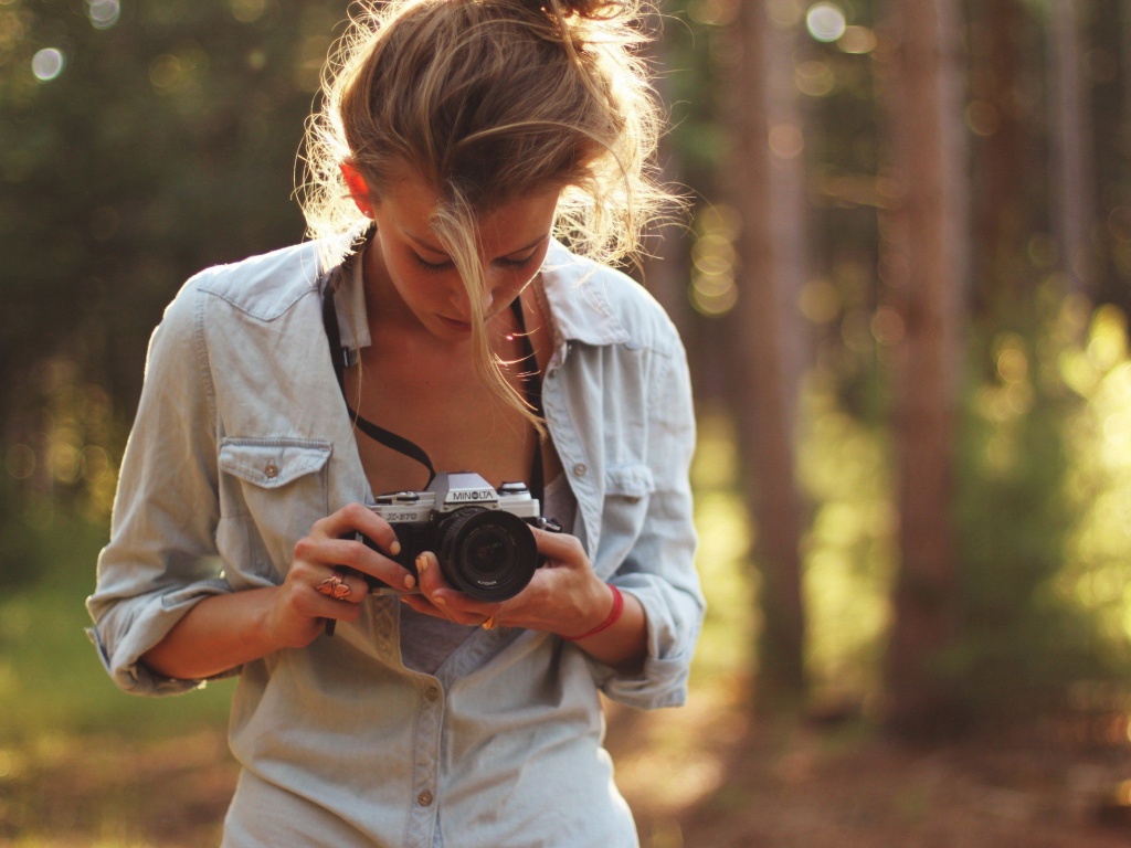 Девушка-фотограф обои