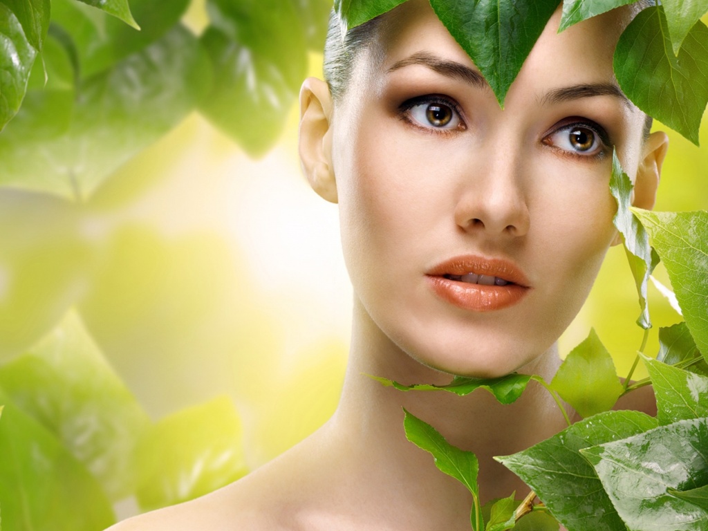Девушка с зелеными листьями обои