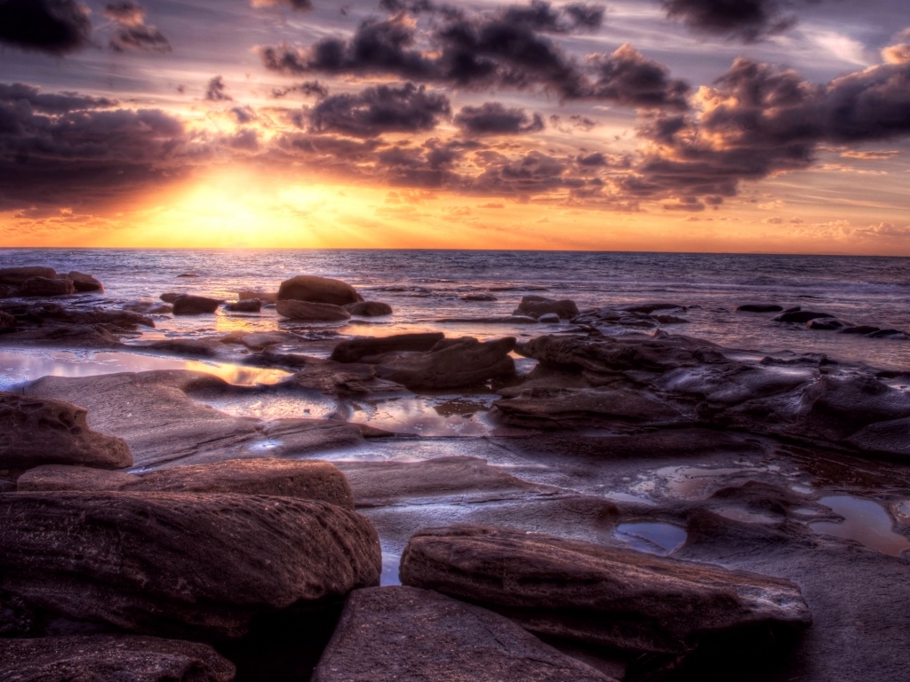 Каменистый берег на закате обои