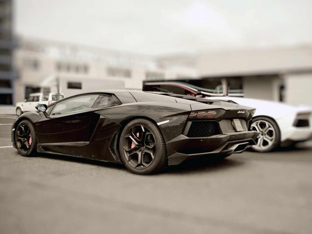 Ламборджини ревентон на парковке обои