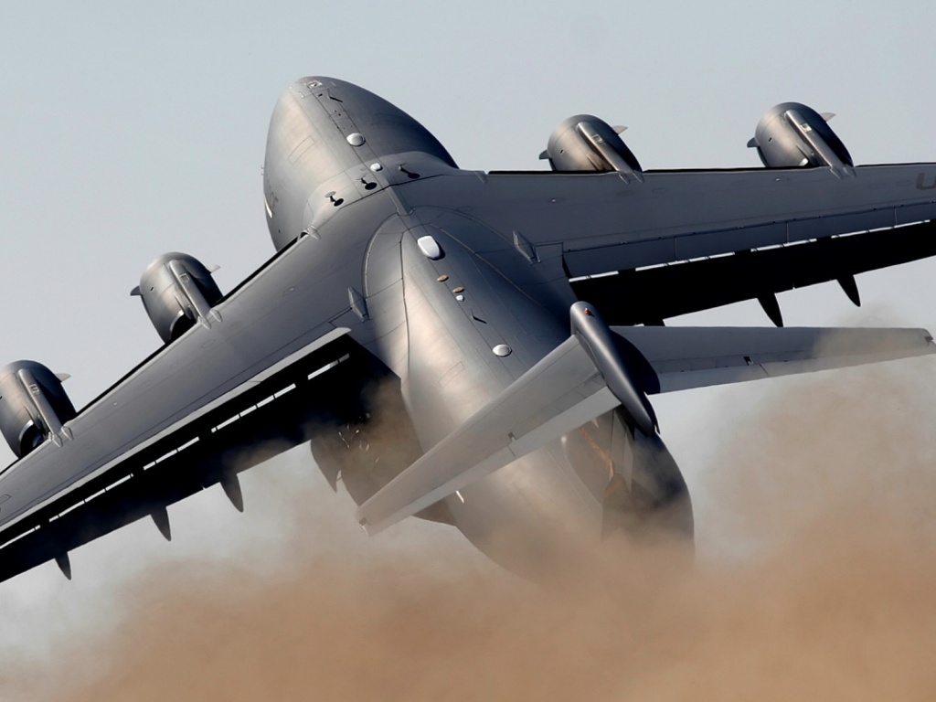 Большой грузовой самолет на взлете обои