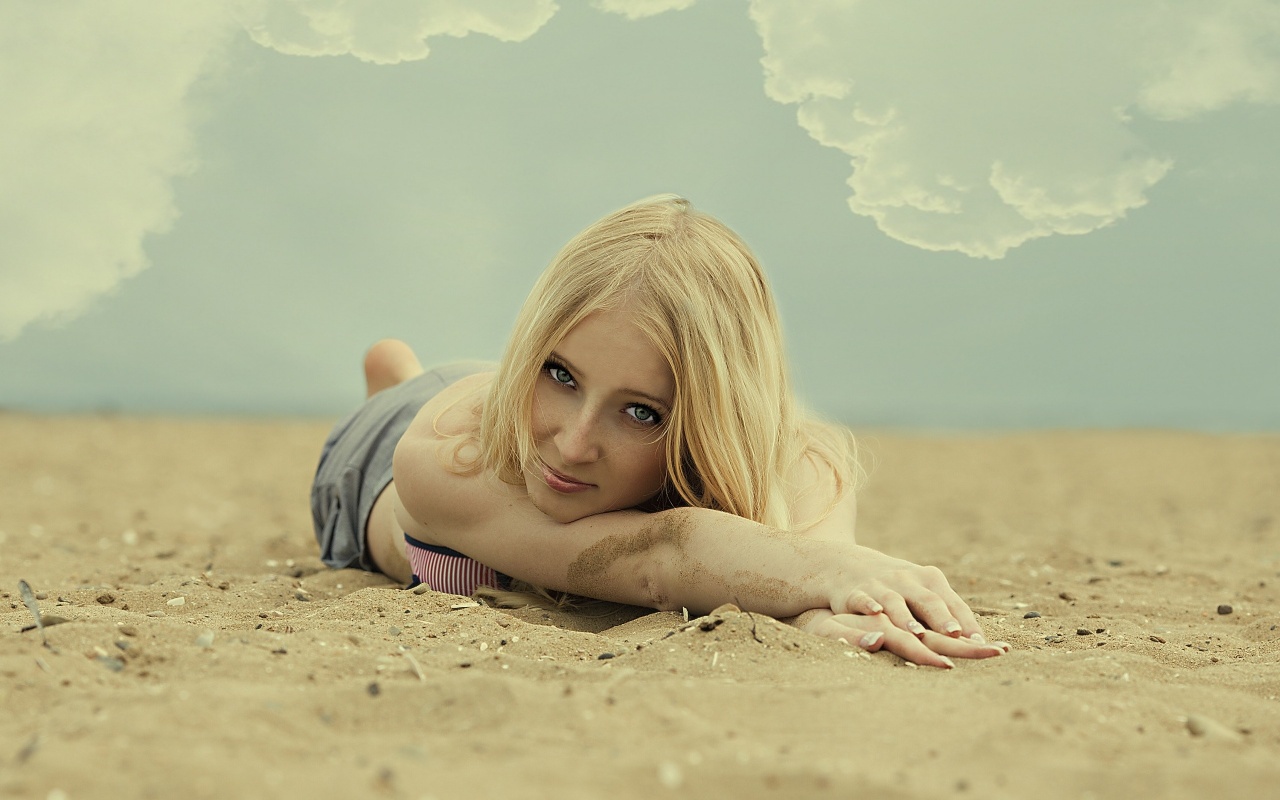 Девушка на пляже обои
