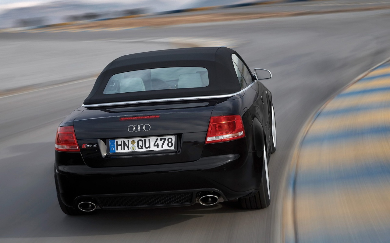 Audi RS 4 с тряпичной крышей обои