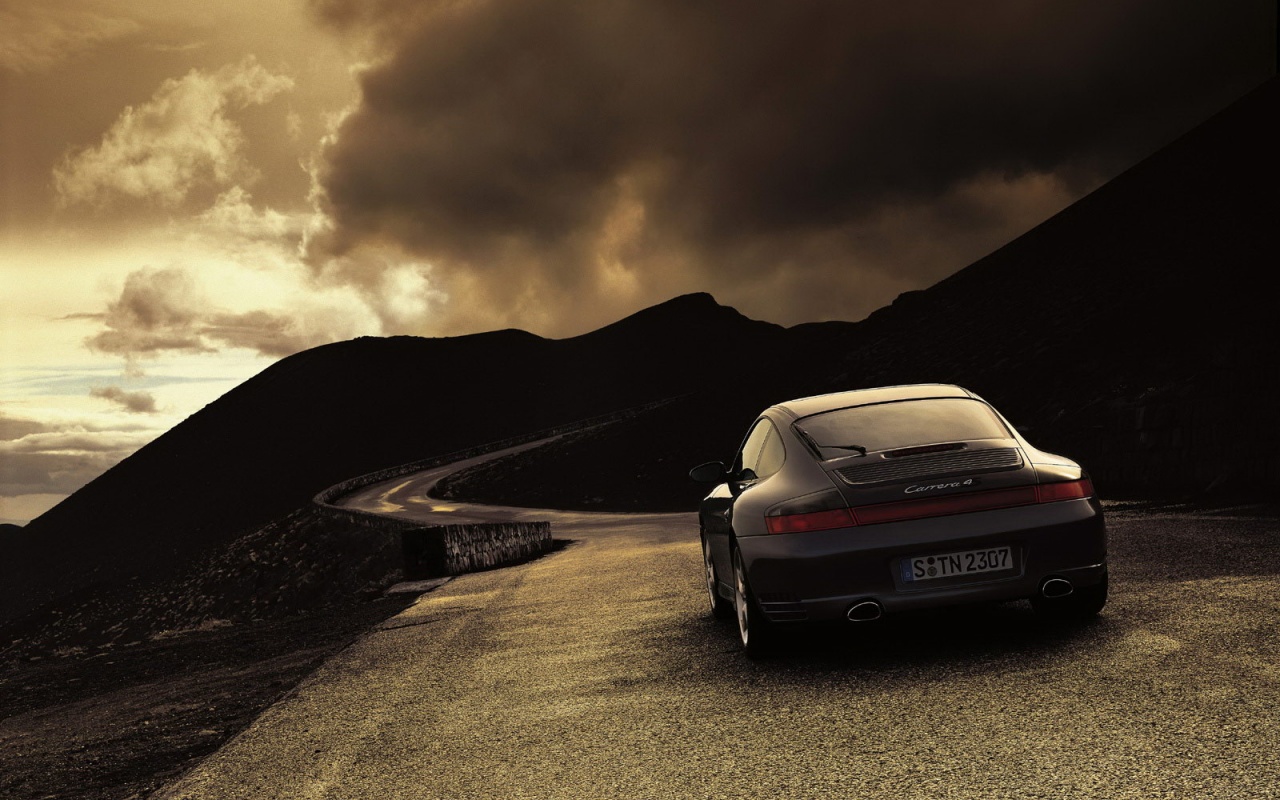 Черный Порше на горной дороге обои