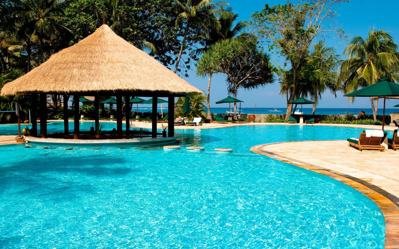 Бассейн отеля обои