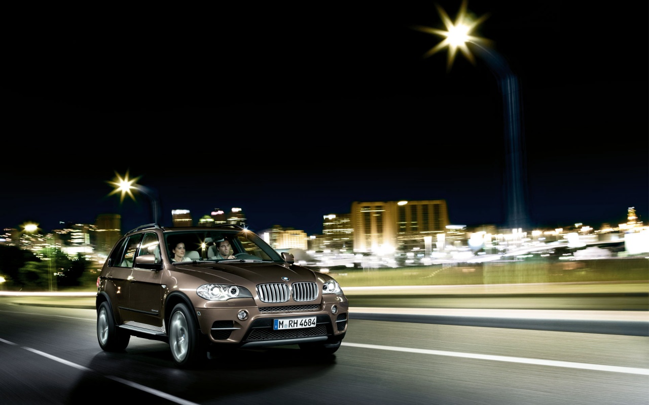 Пара в BMW X5 обои