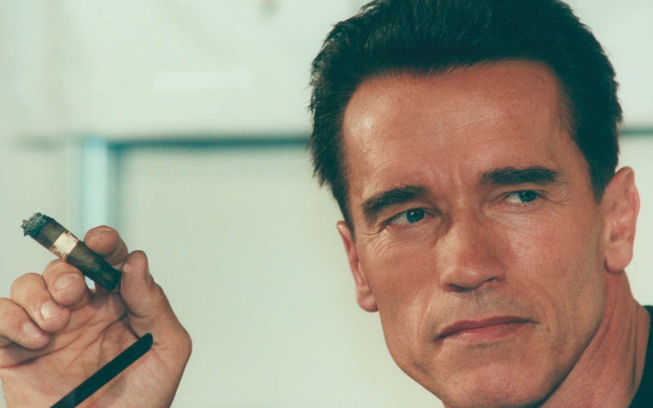 Арнольд Шварцнеггер с сигарой обои