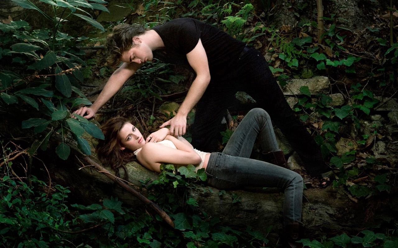 Эдвард и Белла в лесу обои