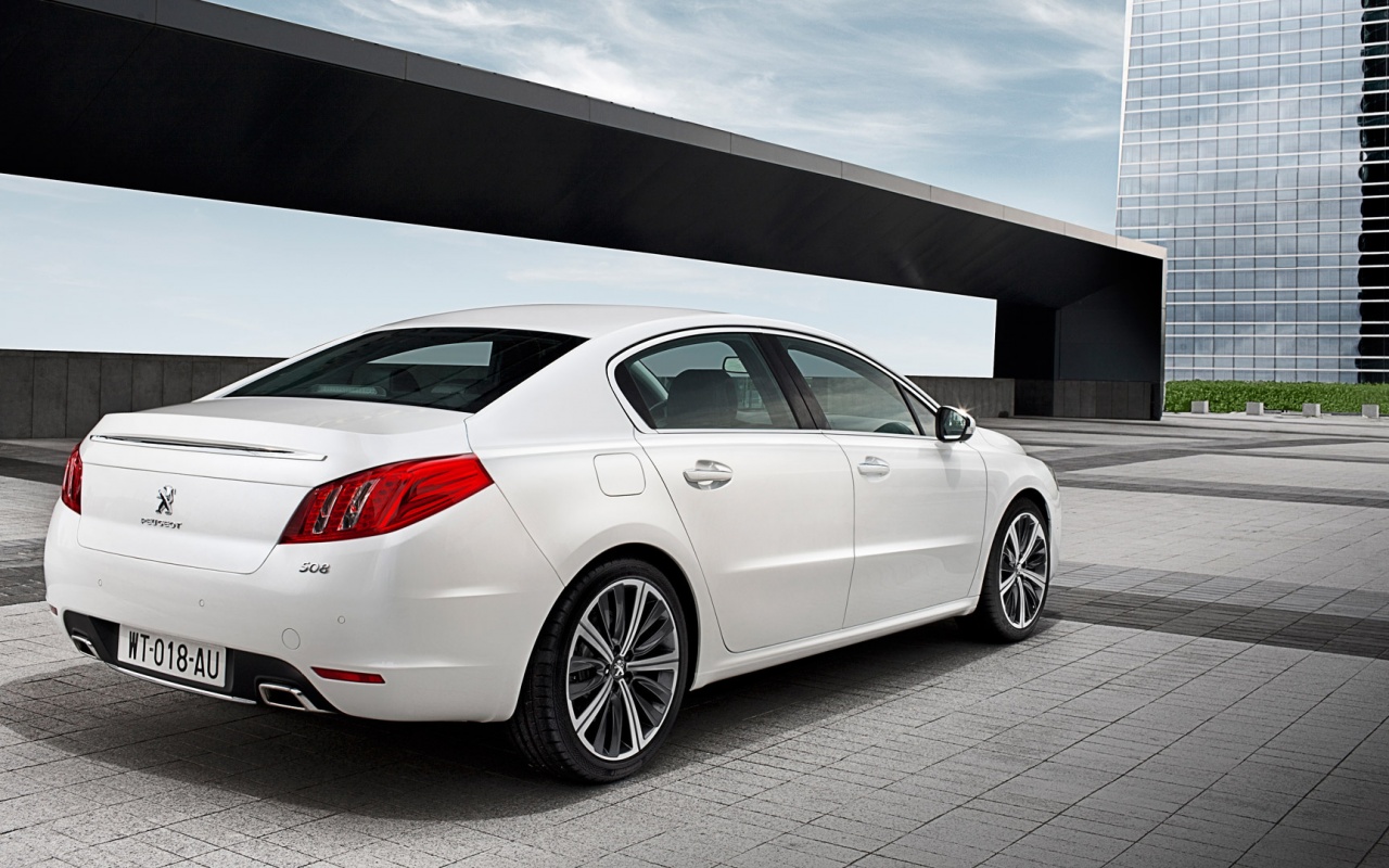 Пежо 308 на стоянке обои