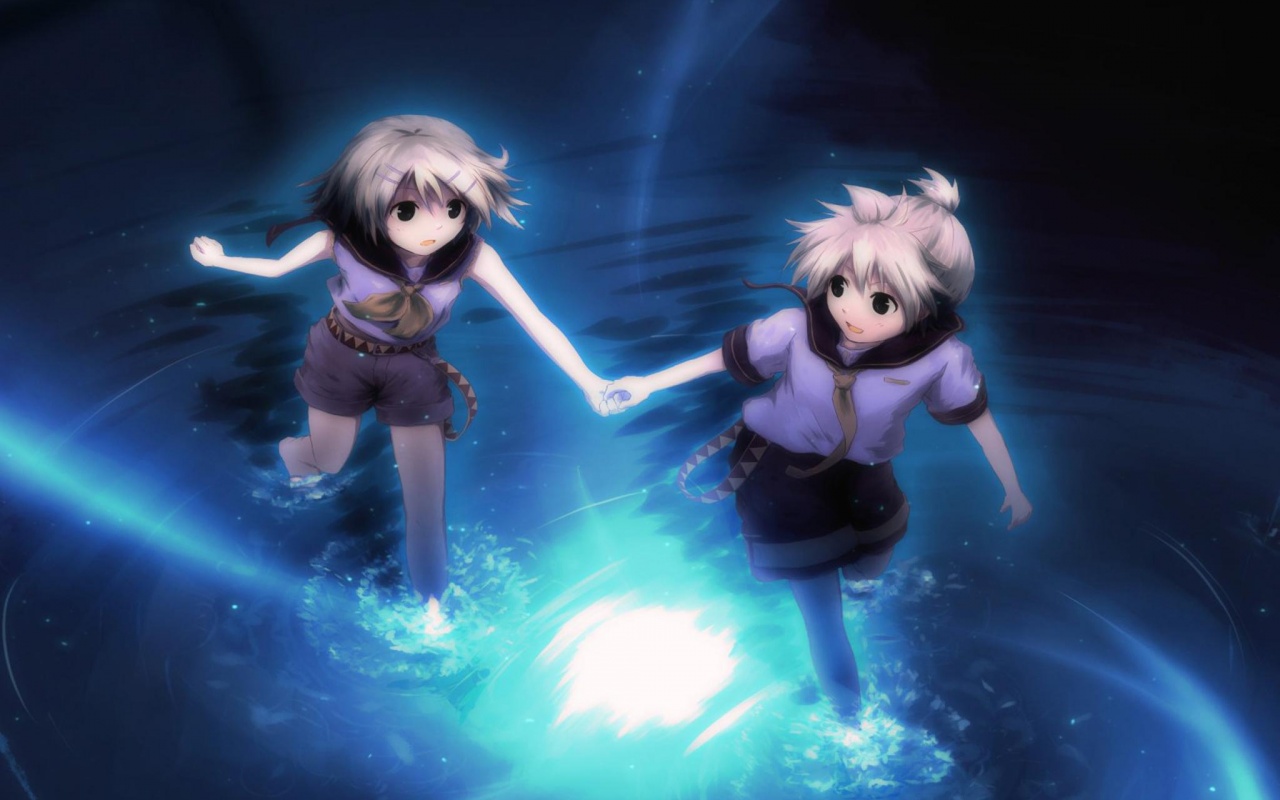 Девочки бегут по воде обои