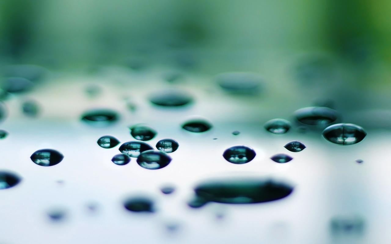 Темные капли на зеркальнйо поверхности обои