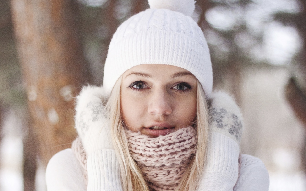 Девушка в белом в снежном лесу обои