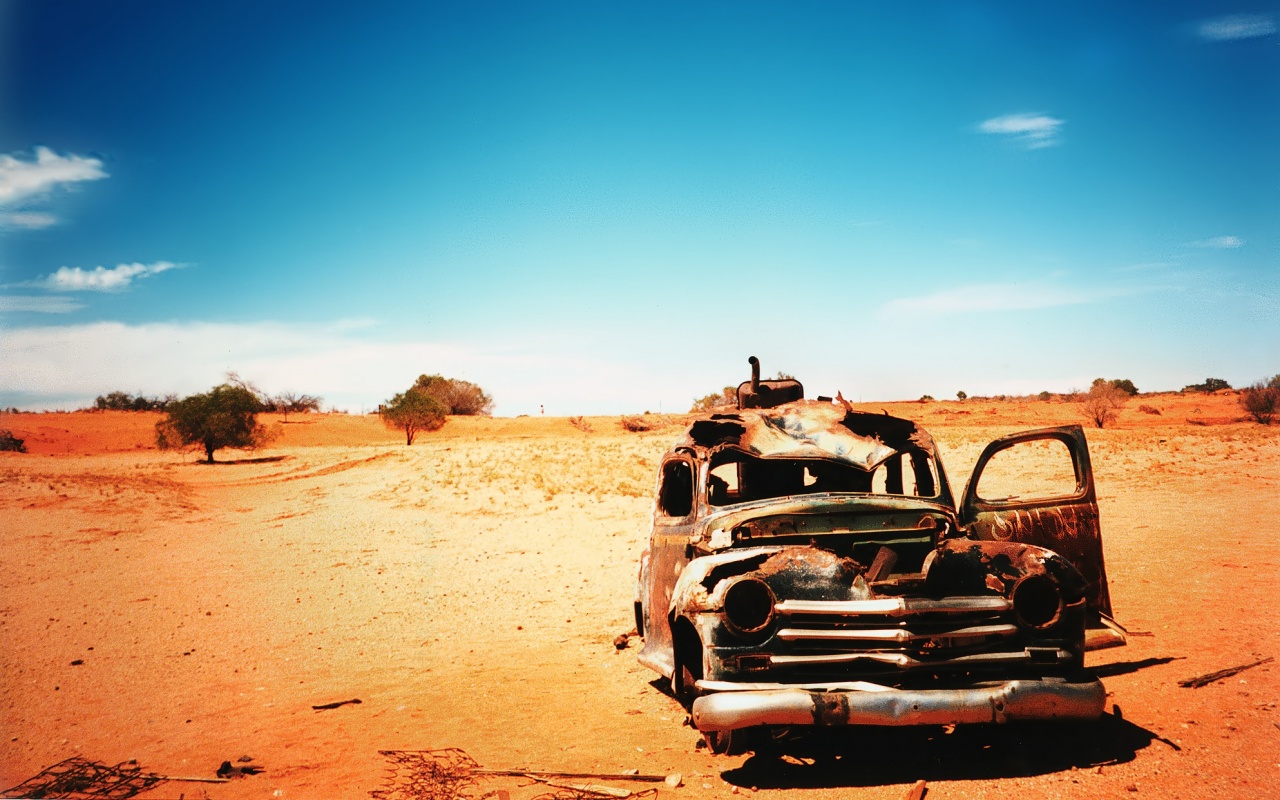 Брошенная в пустыне машина обои
