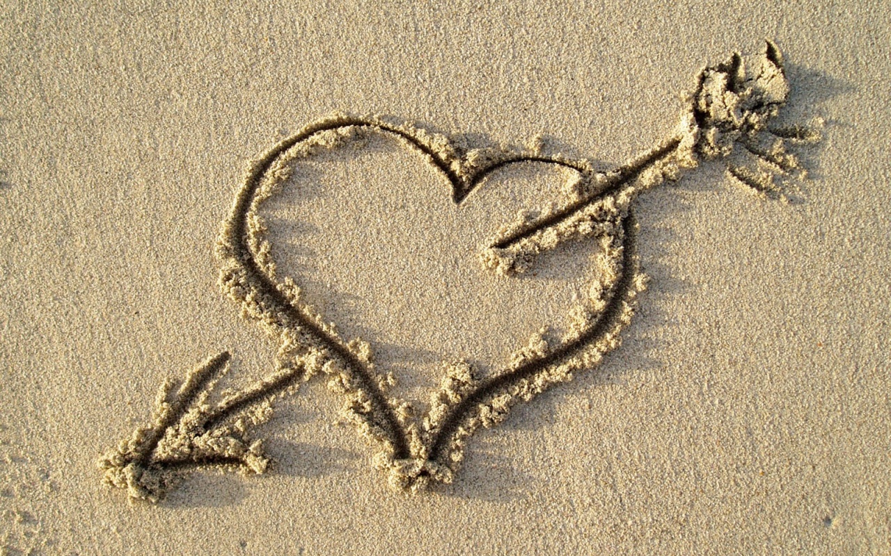 Сердце на песке обои