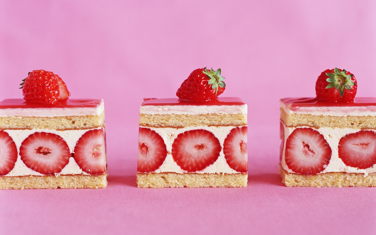 Ломтики клубничного торта обои