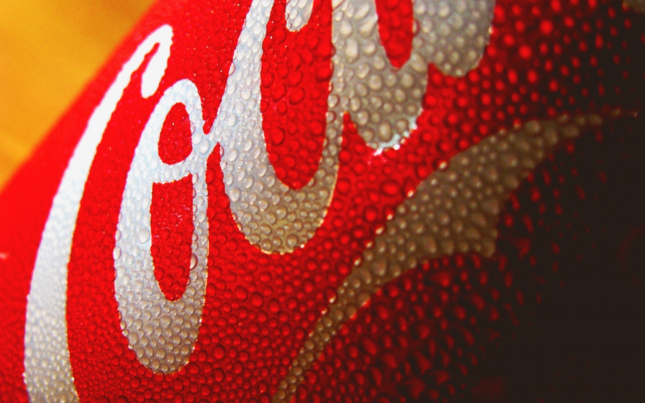 Запотевшая банка Кока-Колы обои