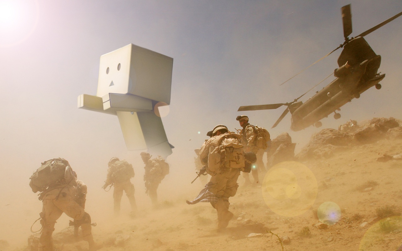 Картонный человек среди солдат обои