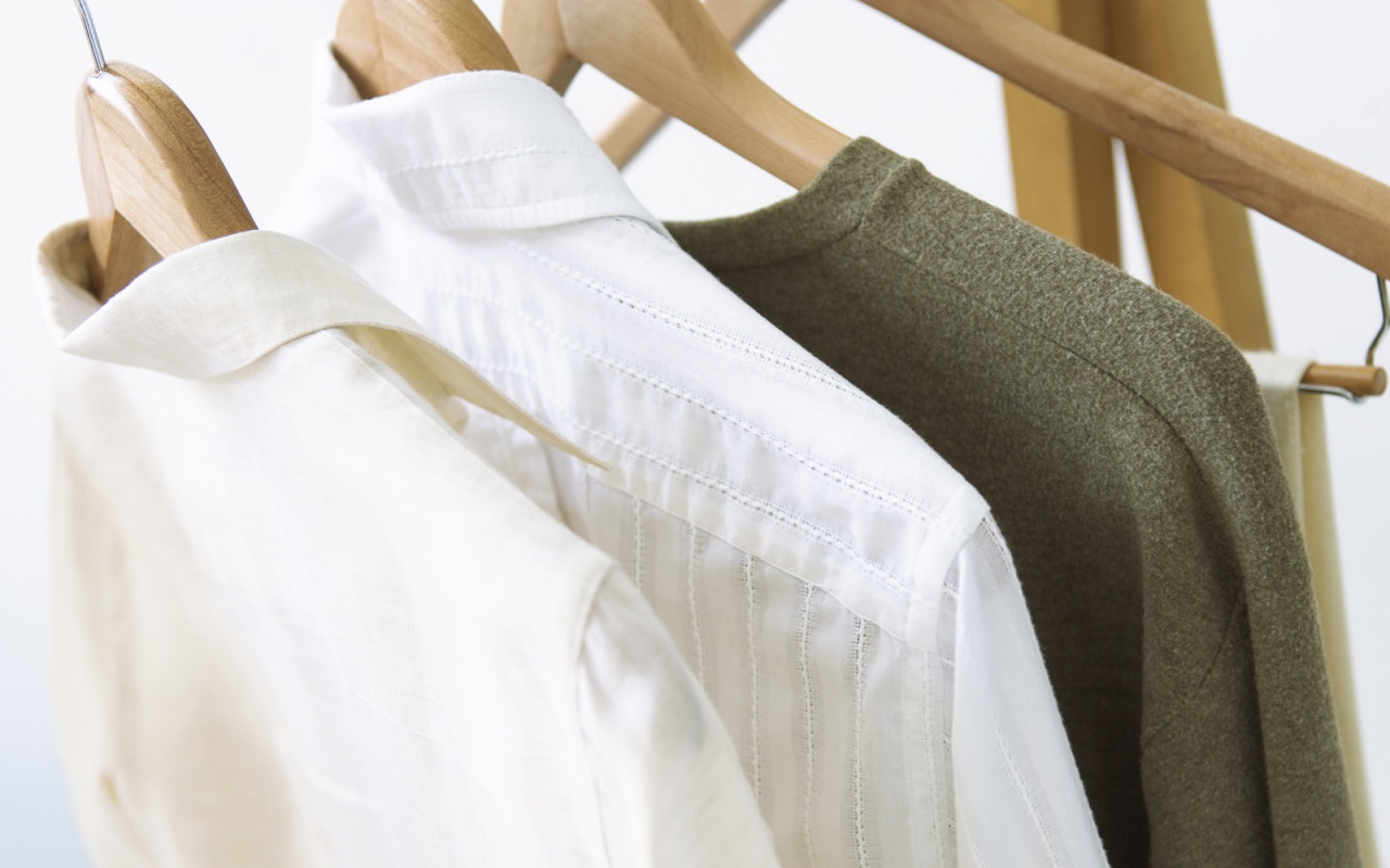 Вещи на вешалке обои