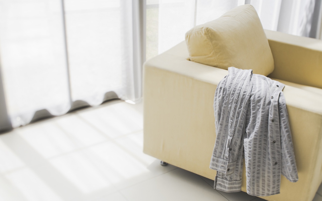 Рубашка на кресле обои