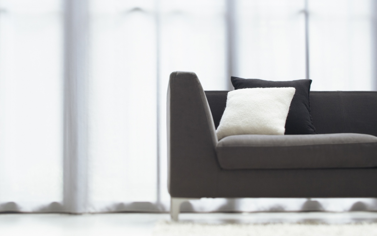 Диван с черной и белой подушками обои