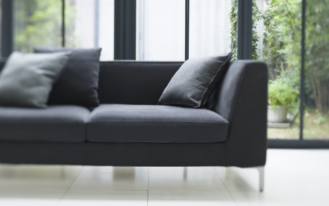 Диван в комнате обои