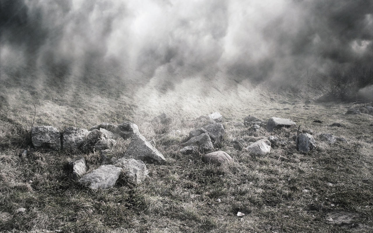 Камни под туманом обои