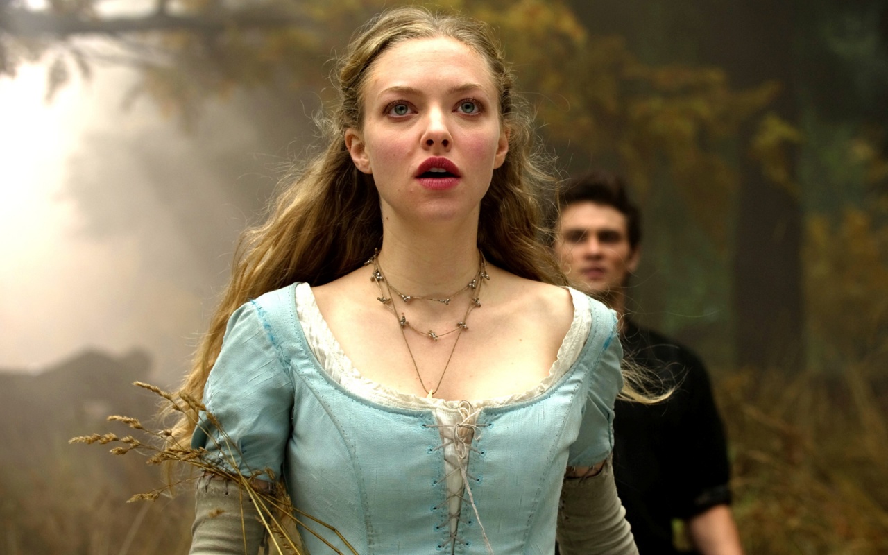 Аманда Сейфрид в Красной Шапочке обои