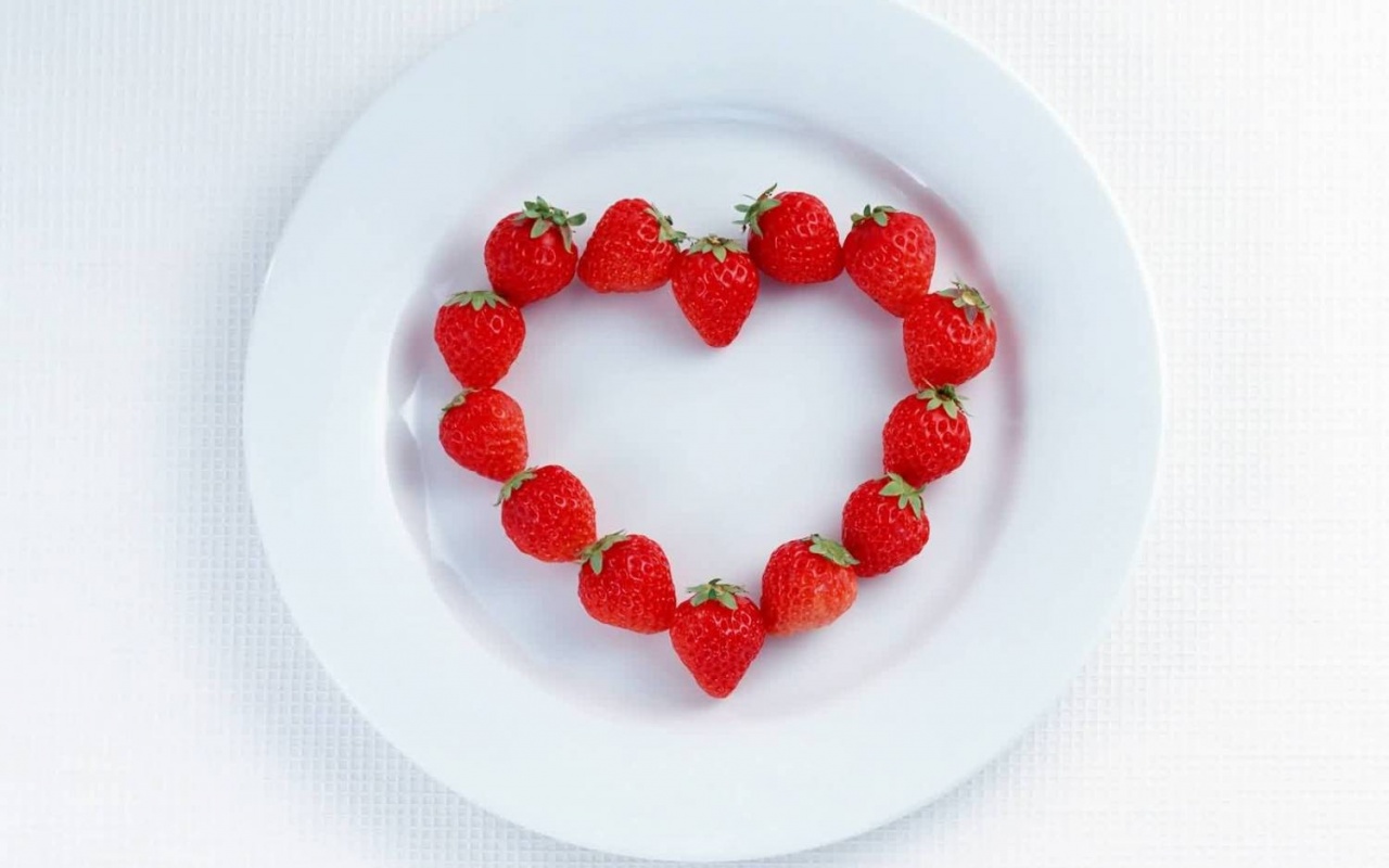 Тарелка с сердечком из клубники обои