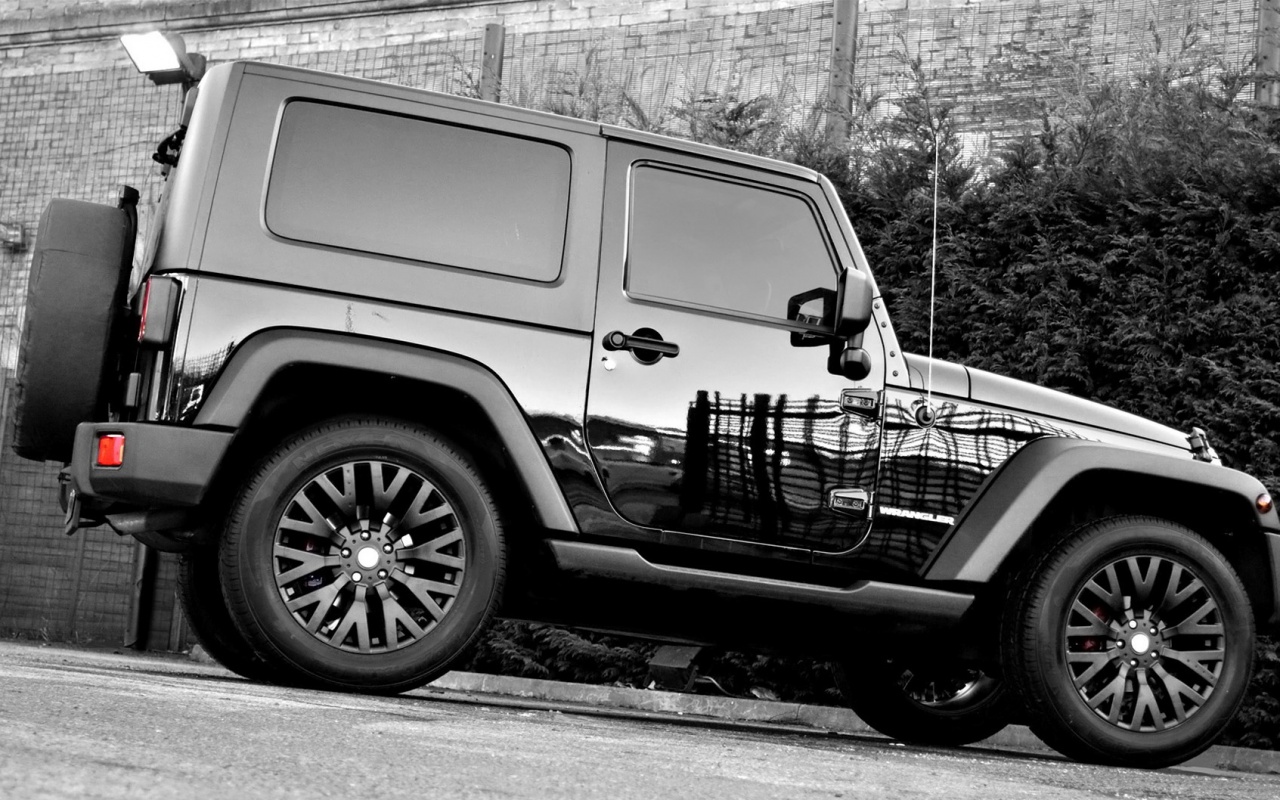 Черный внедорожник обои