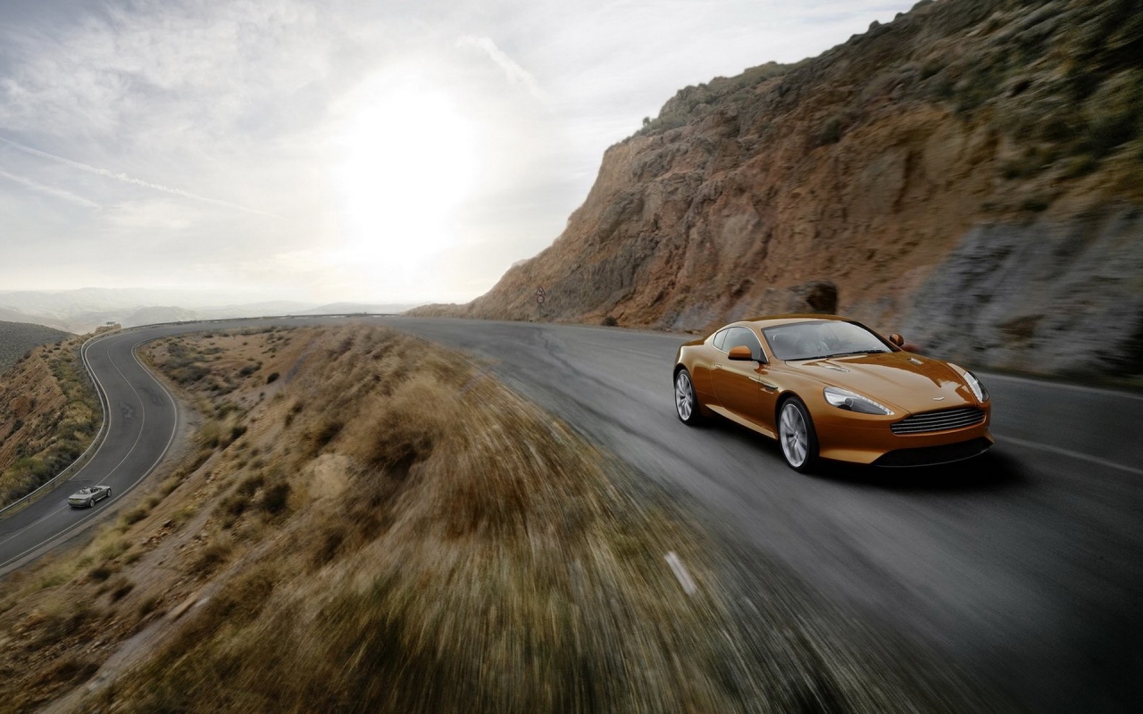 Aston Martin в горах обои