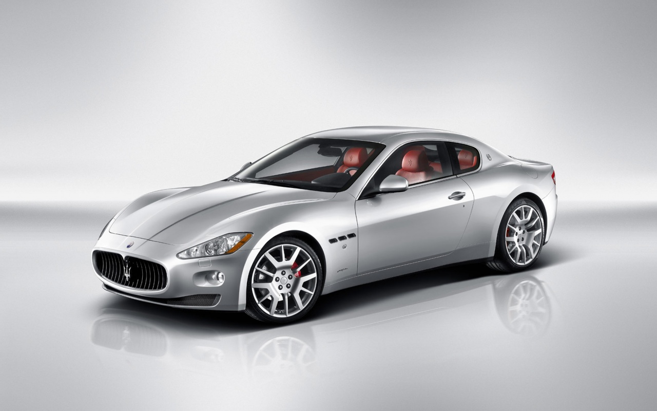 Грандтуризмо на белом фоне обои