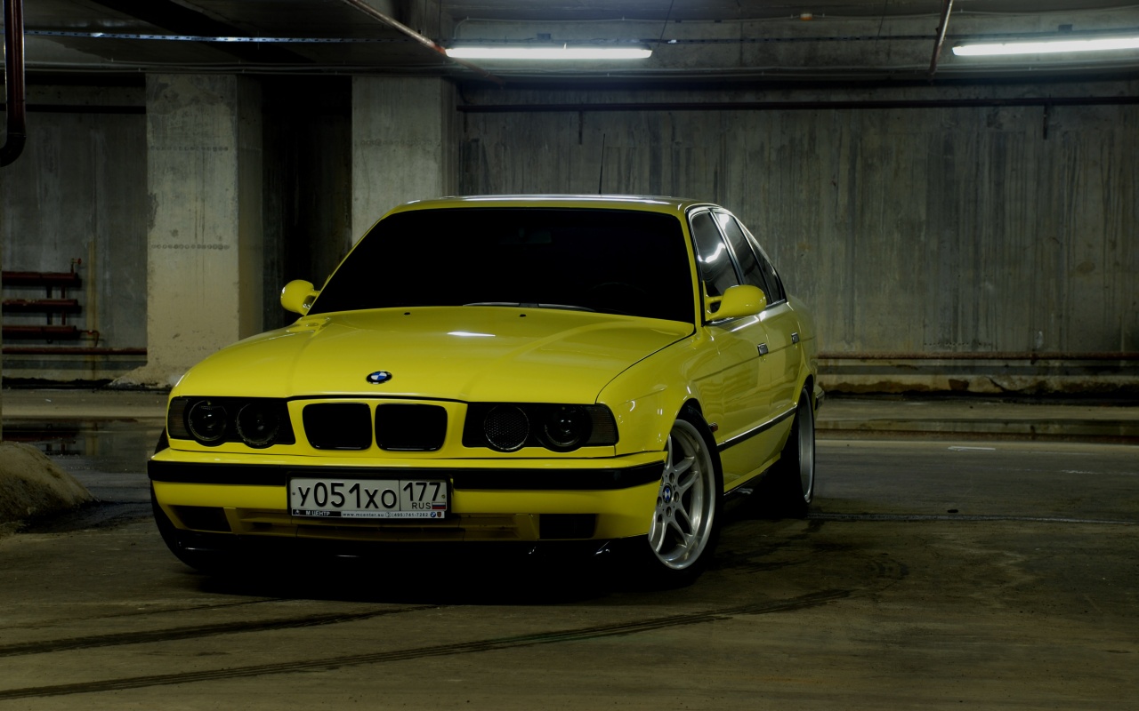 BMW M5 на стоянке обои