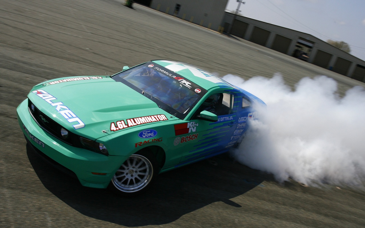 Мустанг дрифтует обои