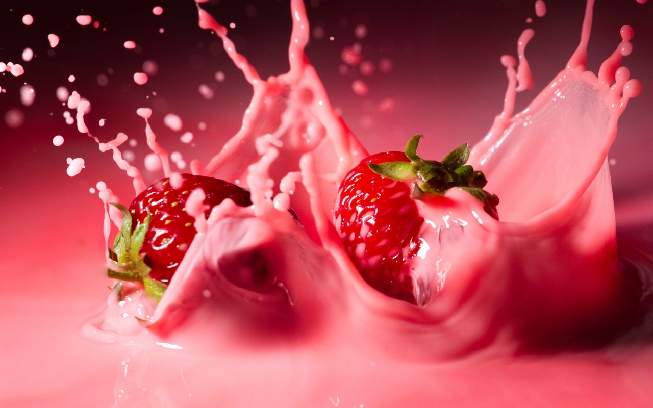 Сочная клубника с молоком обои