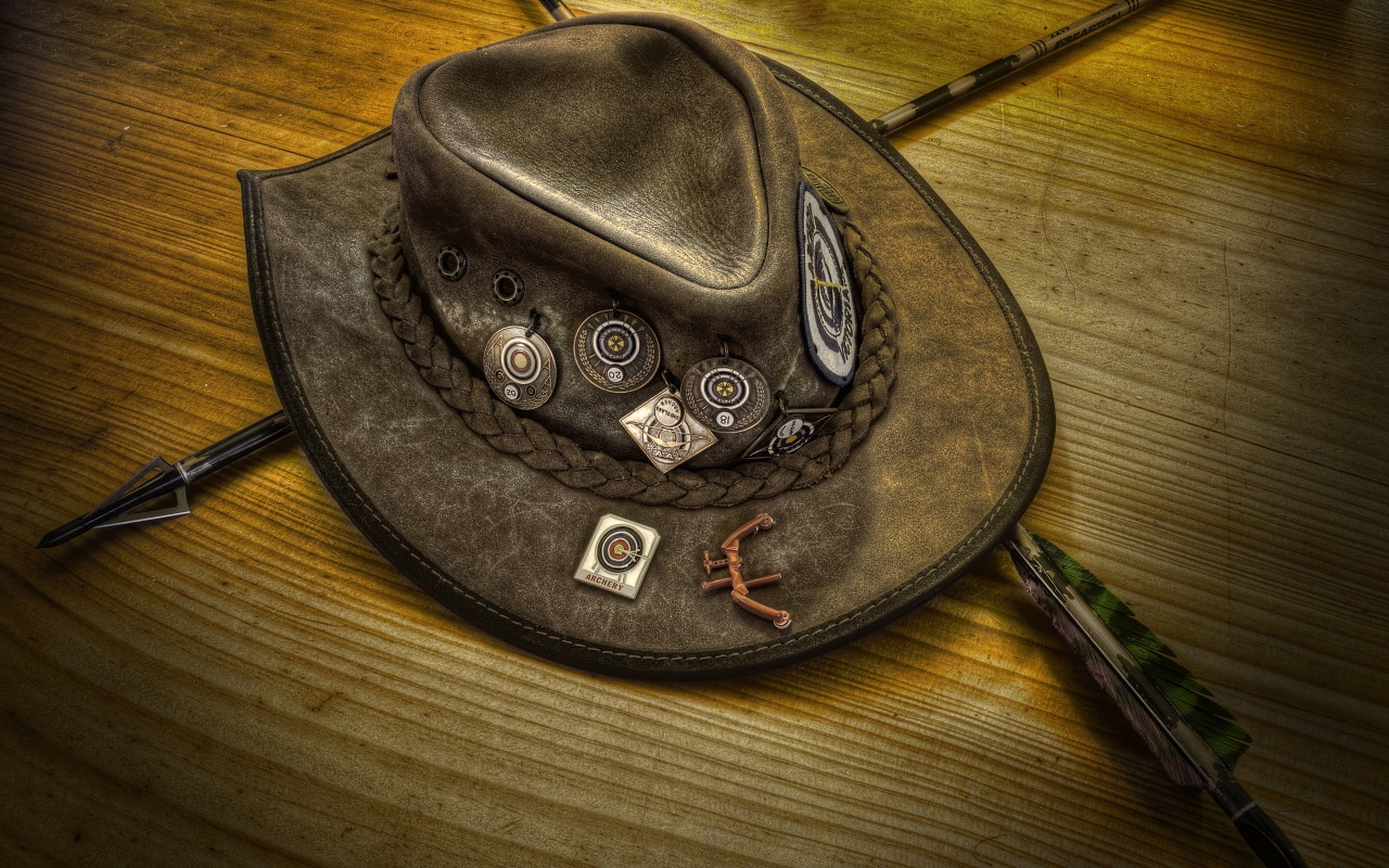 Шляпа и стрелы обои