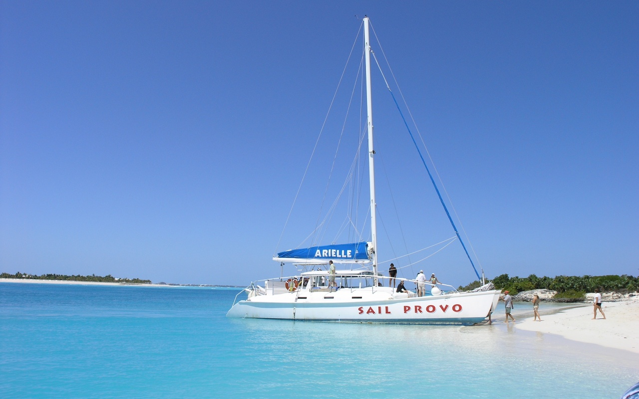 Яхта в голубой лагуне обои