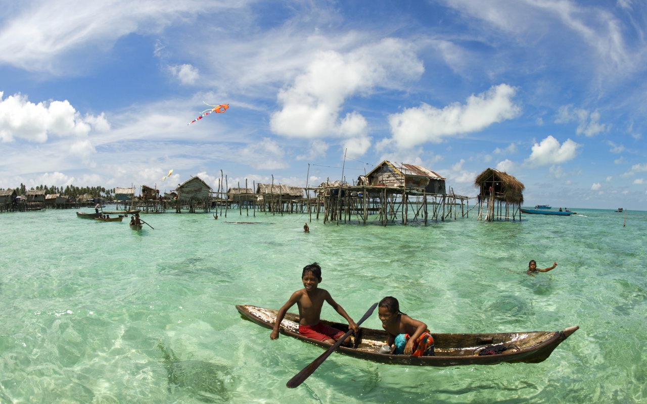 Дети в лодке у поселения туземцев обои
