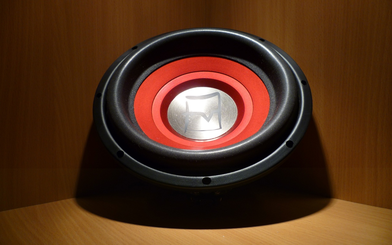 Сабвуфер в углу обои