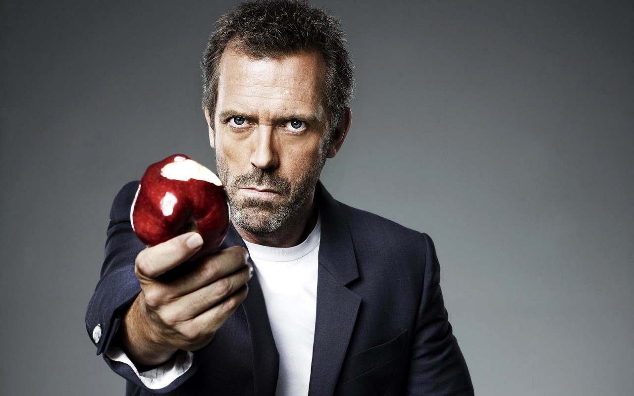 Доктор Хаус с яблоком в руке обои