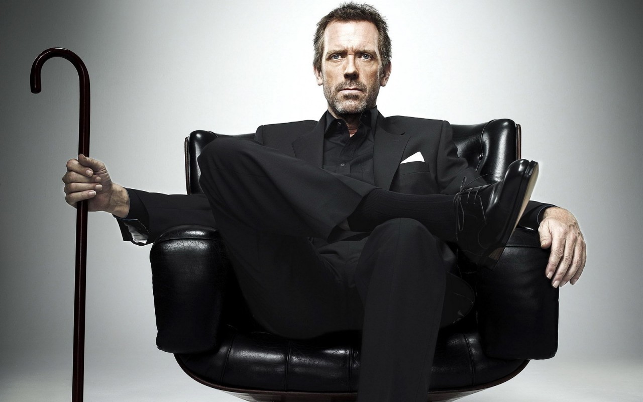 Хью Лори в кресле обои