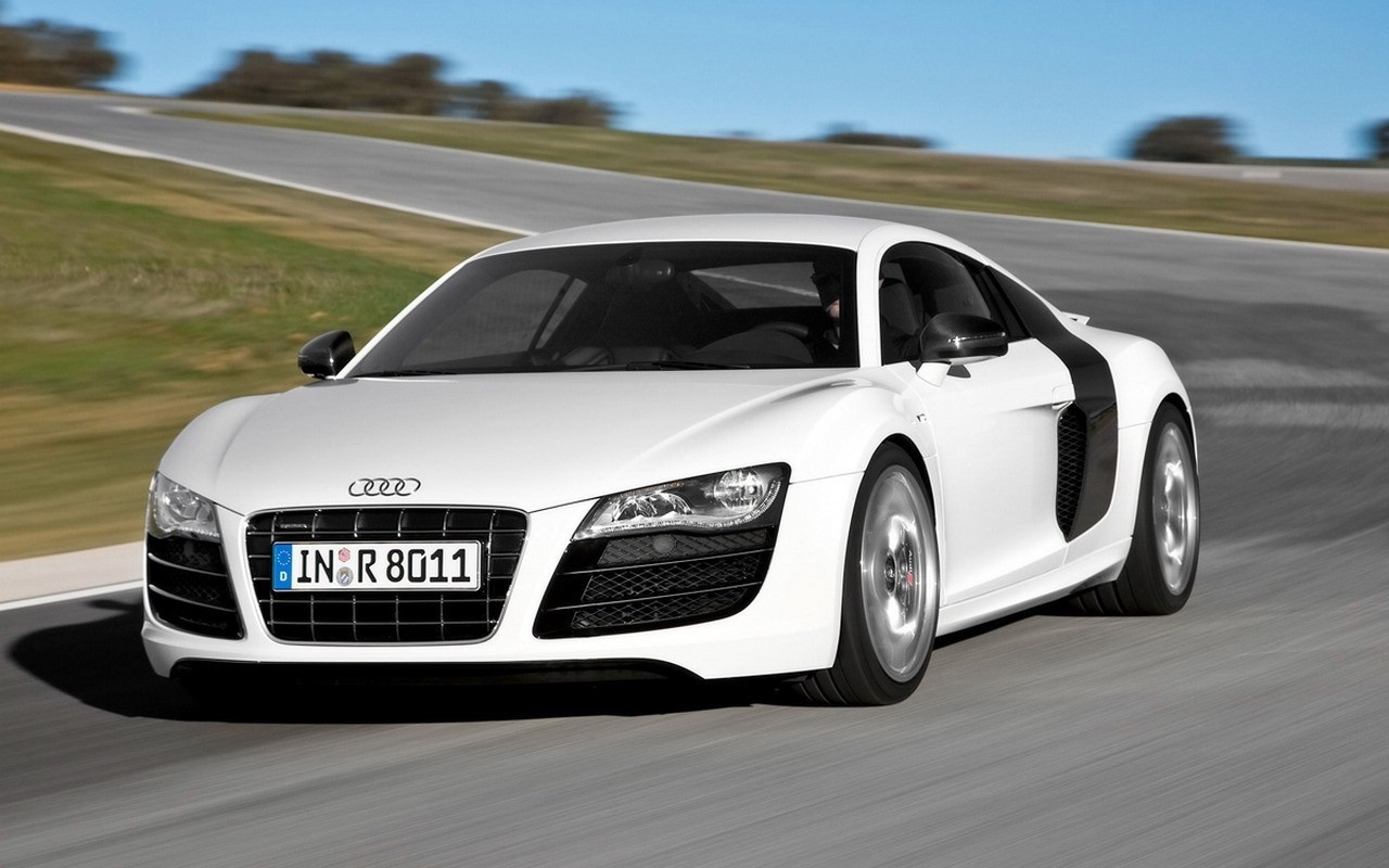 Белый Audi на повороте обои